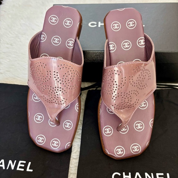 Chanel CC Logo Interlocking Purple Patent Leather Thong Sandals EU 37.5 - Picture 11 of 16